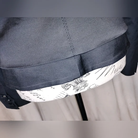 EUC! bebe Classic Black Satin Women's Blazer. Size 6 - Picture 7 of 8